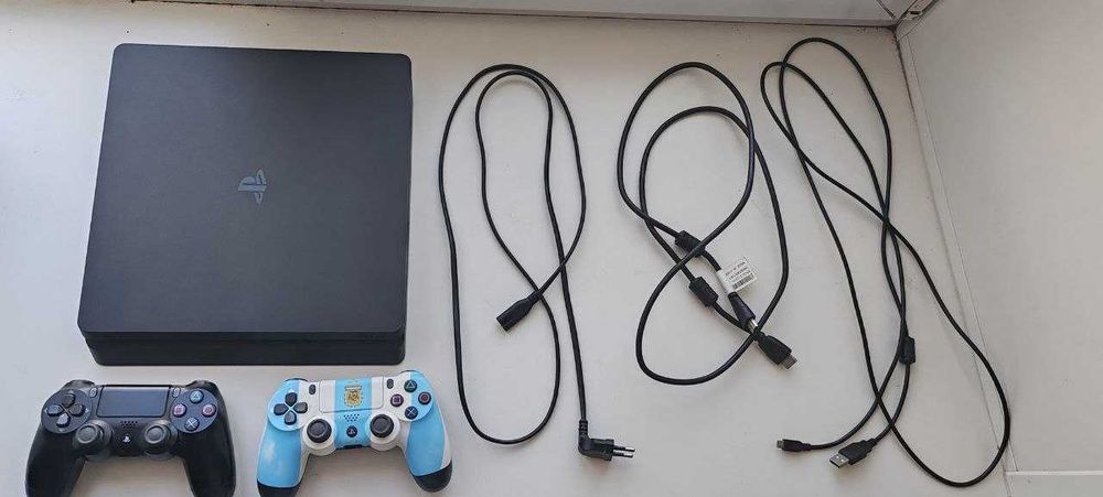 PlayStation 4 Slim 1TB + 2 геймпада + Игра Assassin's Creed