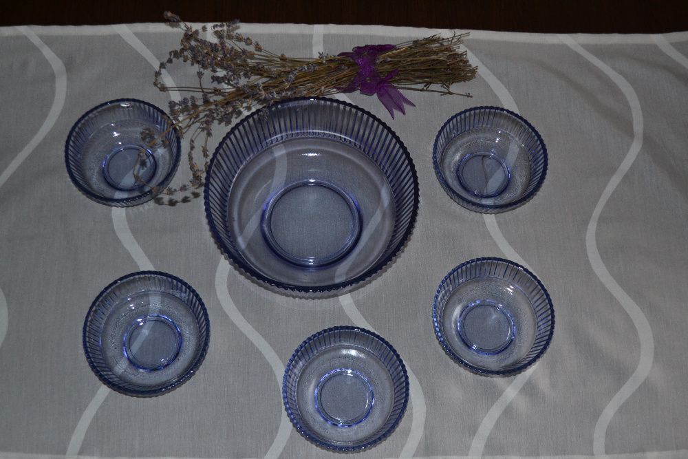 сервиз от синьо стъкло