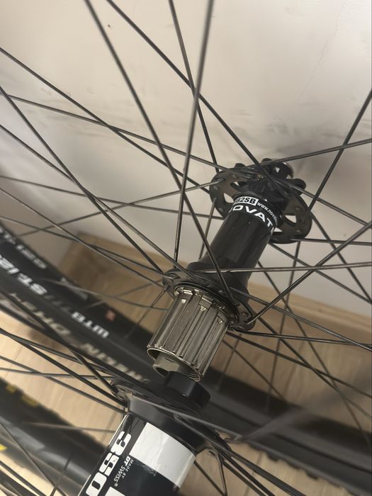 Капли и гуми Dt swiss; hope; race face; maxxis; E*13