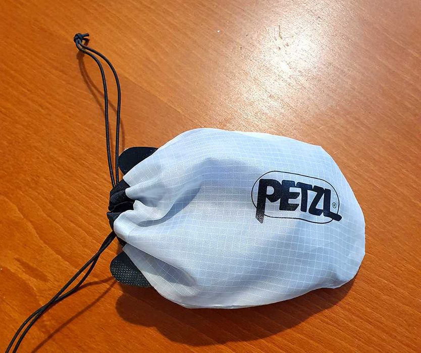 Челник Petzl със зарядна батерия и кабел