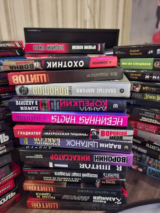 Продаются книги детективы современных авторов