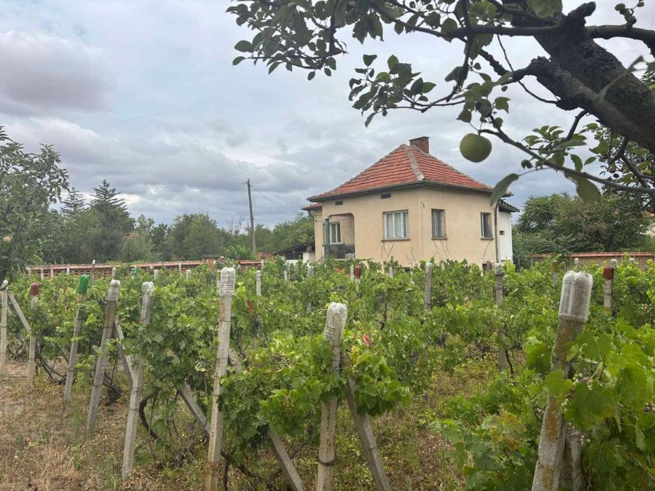 Двуетажна тухлена къща с басейн