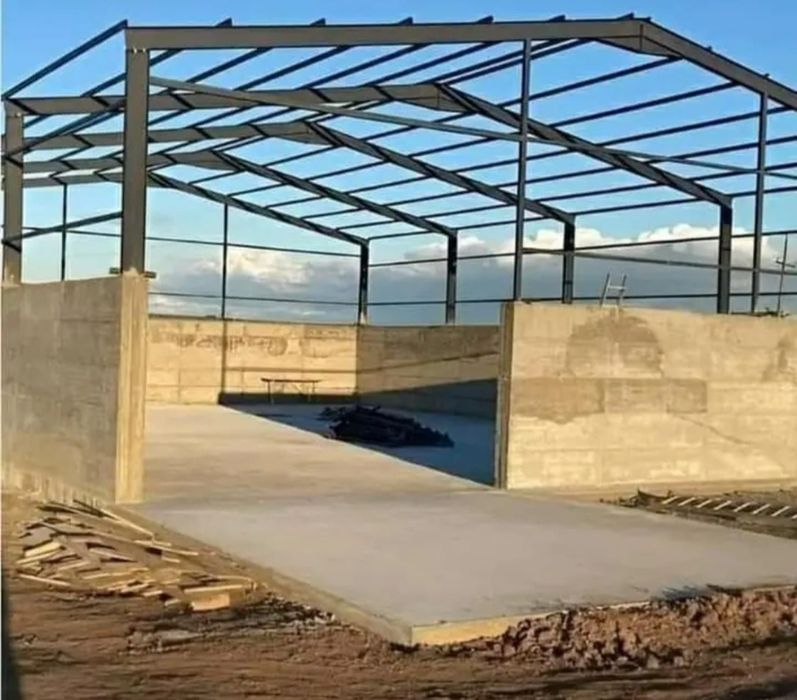 Această structură metalică este un spațiu de depozitare sau garaj mode