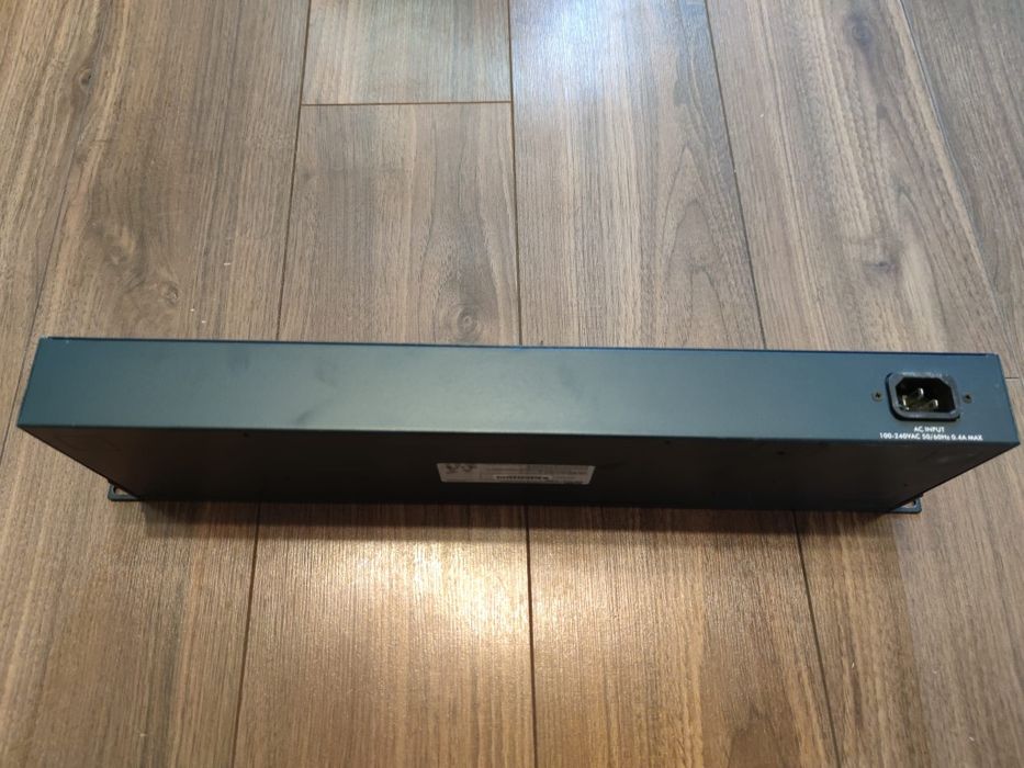 SWITCH 24 Porturi, Zyxel Gigabyte es-1024B, Cisco linksys SRW2024