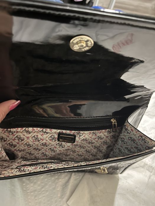 Чанта на Guess..