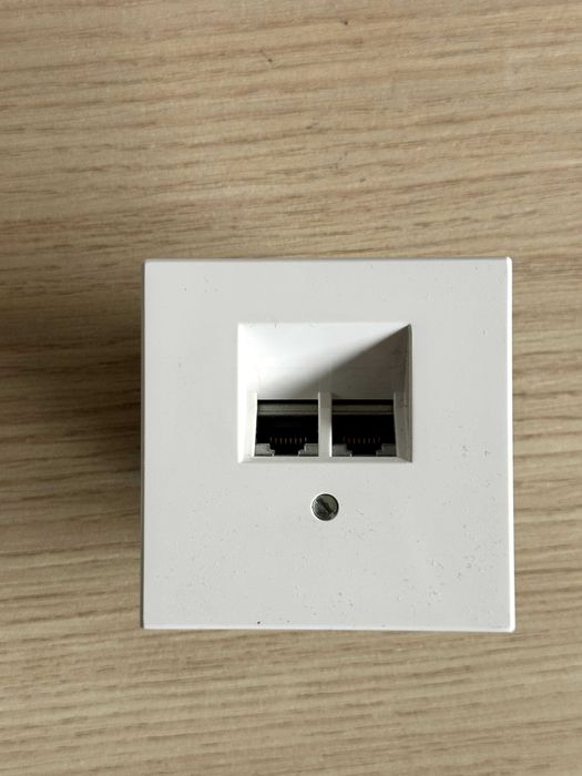 контакти JUNG за телевизор и интернет