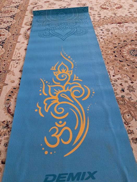 Коврик для занятий йогой.