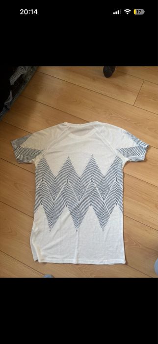 Tricou bershka alb - cusatura