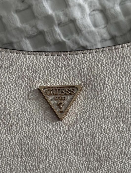 Сумка-багет Guess
