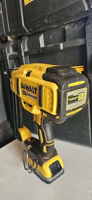 Pistol cuie Dewalt dcn 680