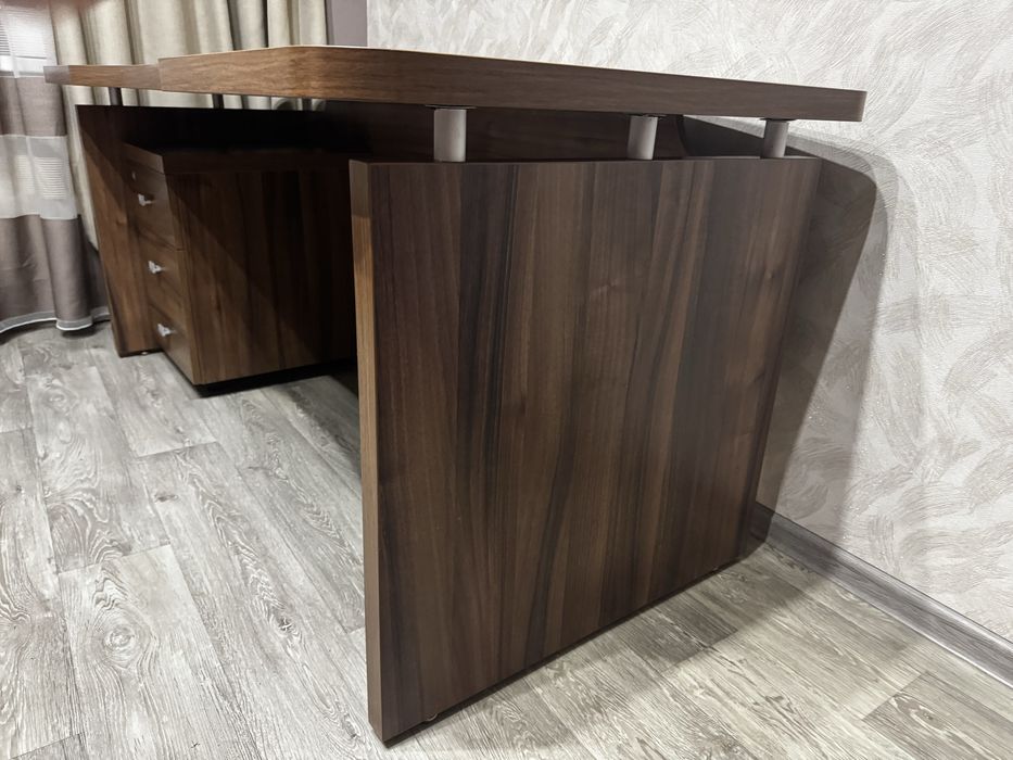 Стол офисный с тумбой