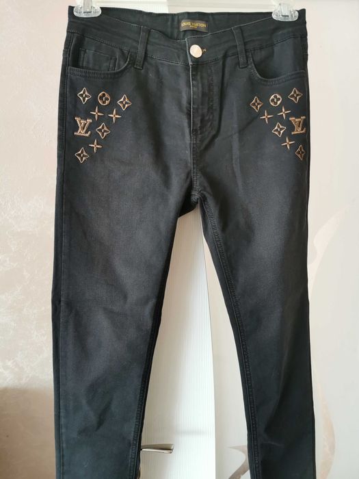 Нови дънки с бродерия