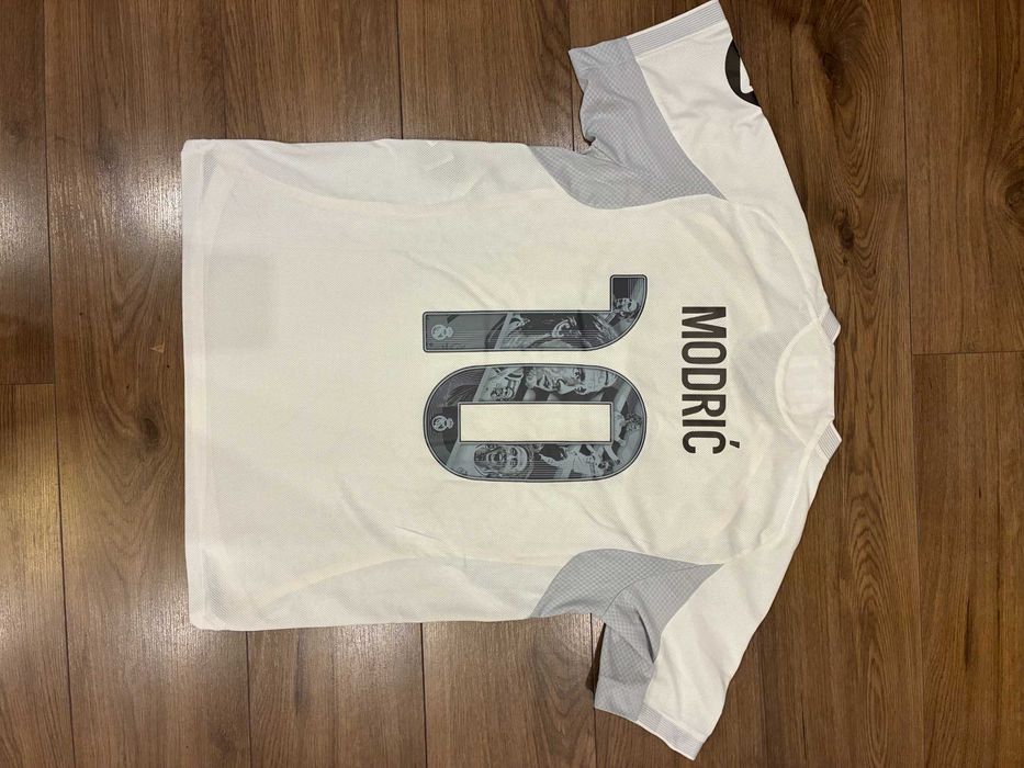 Аутентик екипи на Реал Мадрид 2024-2025