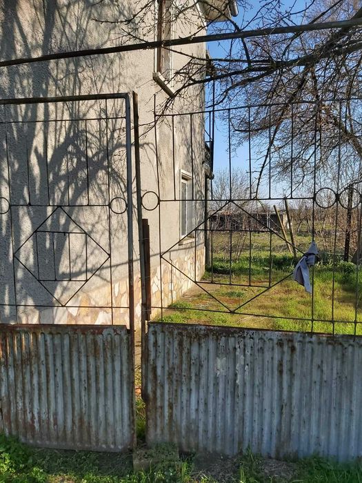 Продавам къща с двор в с. Средец