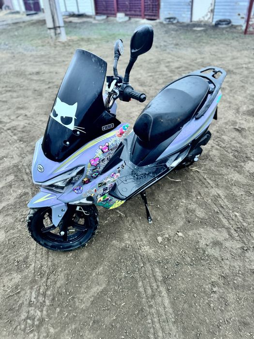 Продам скутер стоит на учете, с документами