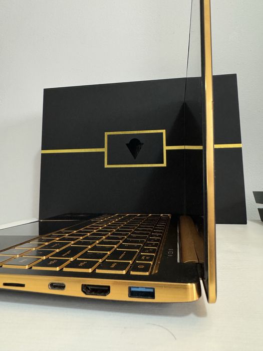 Laptop BasM Gold -metal case