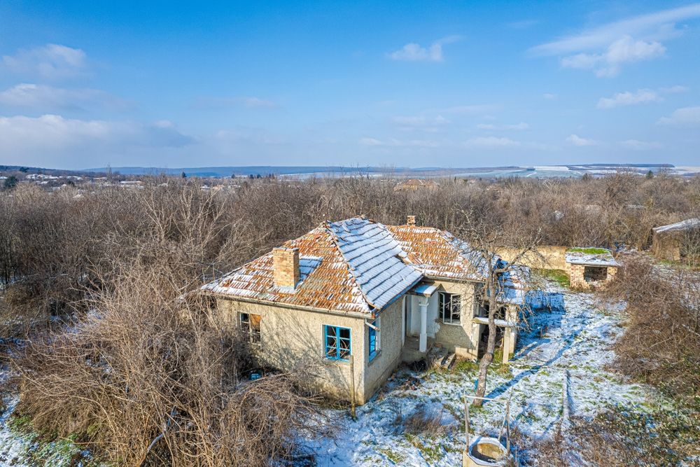 Продавам къща в с. Сушица с 1.2 gka двор, гараж