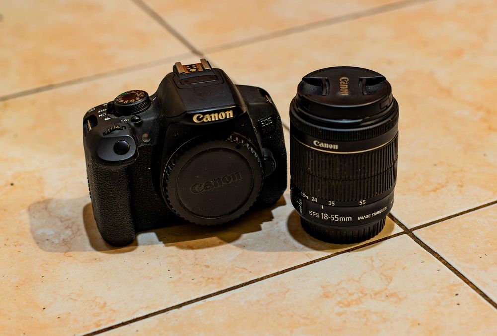 Фотоапарат Canon 700D + Обектив 18-55 IS USM