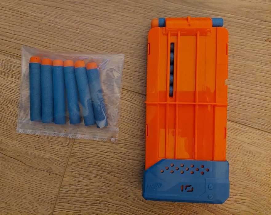 Nerf Blaster + sageti