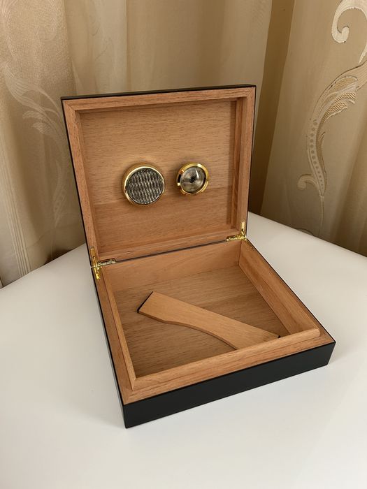 Хумидор за до 30 пури от кедър – черен / махагон