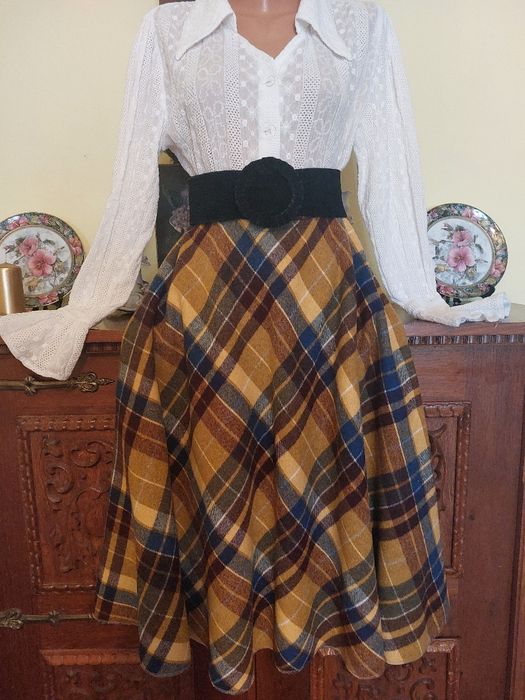 Fusta noua model clos foarte frumoasa, din stofa de lana,  plus  cadou