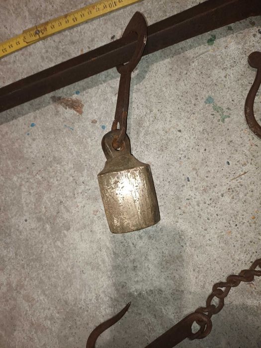 голям кантар работещ тегли до 100 килограма .