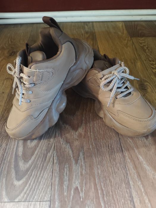 Продам кроссовки для девочки