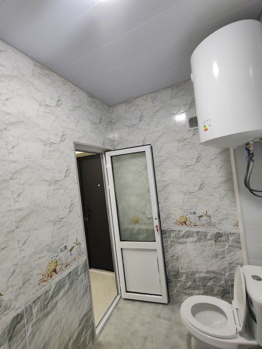 Микрорайонда 3 этажда 1хона 2хона килинган квартира срочна сотилади