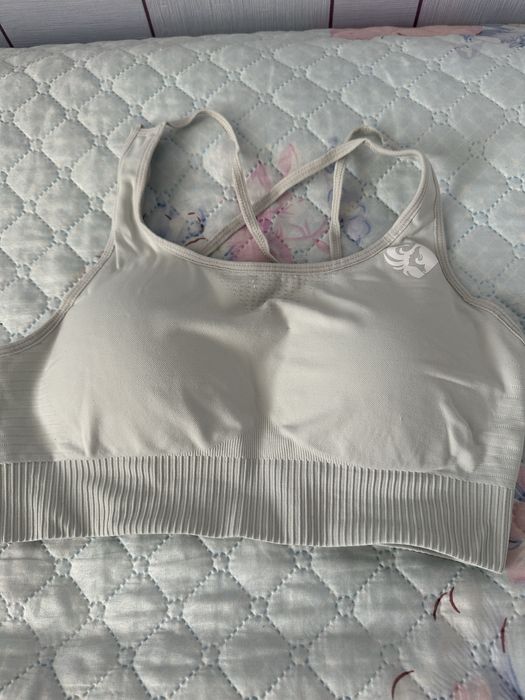 Спортивный женский топ.