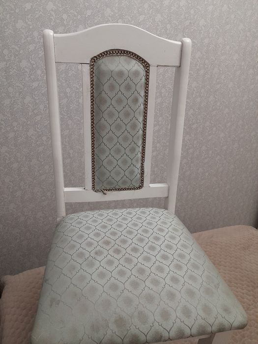 Продам белые деревянные стулья