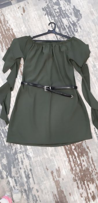 Къса рокля с ефектни ръкави