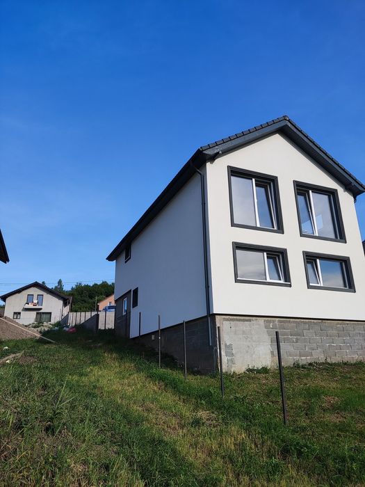 Casa de vânzare valea slatinitei la strada principala drum asfaltat