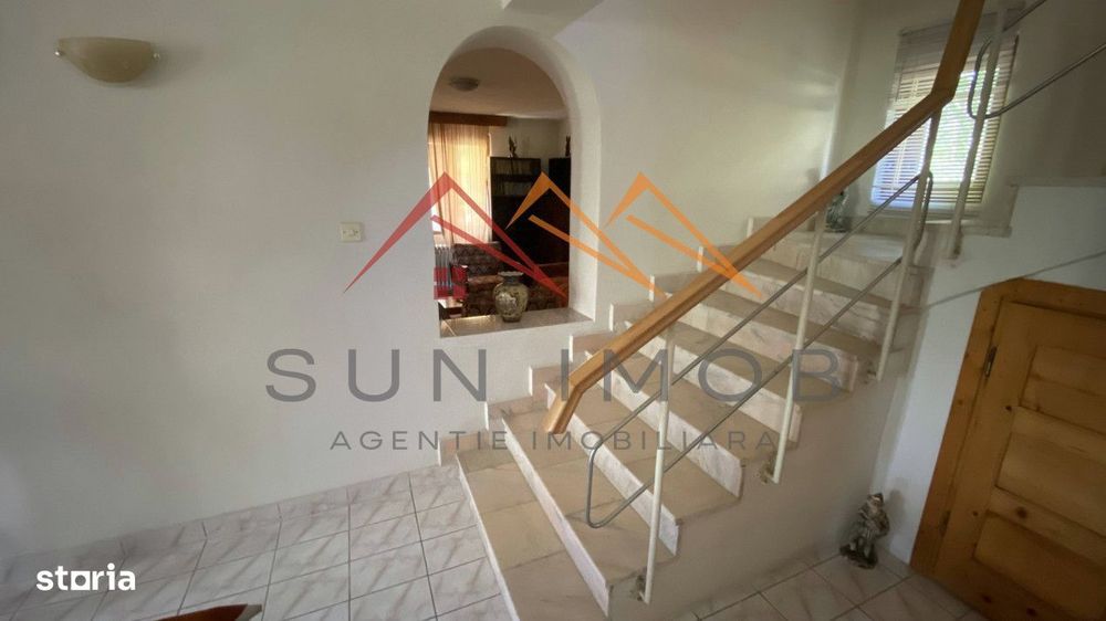 Vila de vanzare, teren 3100 mp, 7 camere, 6 grupuri sanitare, 3 CT, an