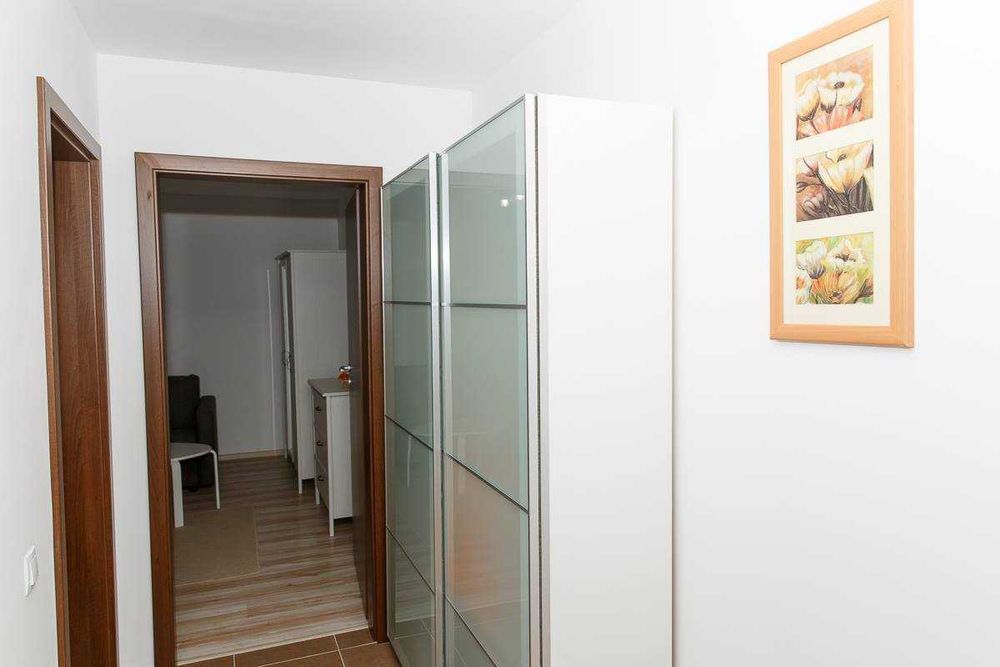 Inchiriez apt 2 camere - Metrou, AC, centrală, balcon închis, parcare