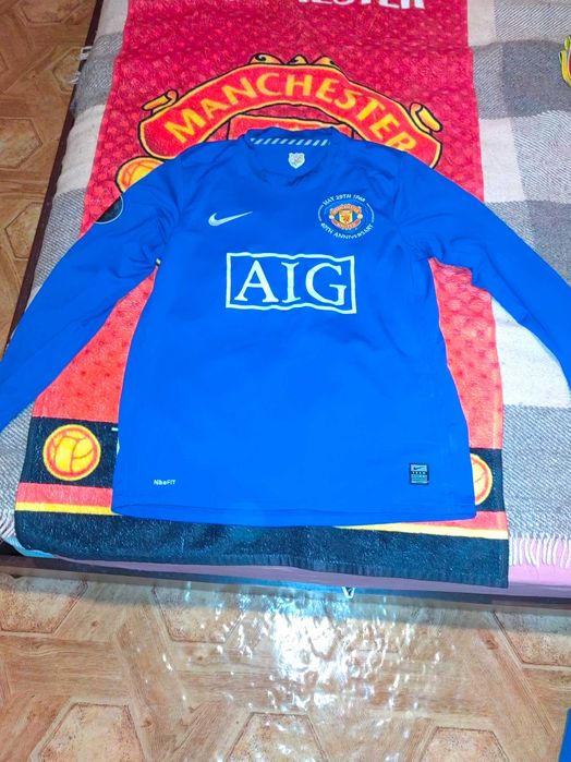 Тениска на Бекъм, с дълъг ръкав на Бербатов и Тевез