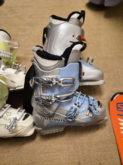 Ски оборудване обувки очила щеки ски