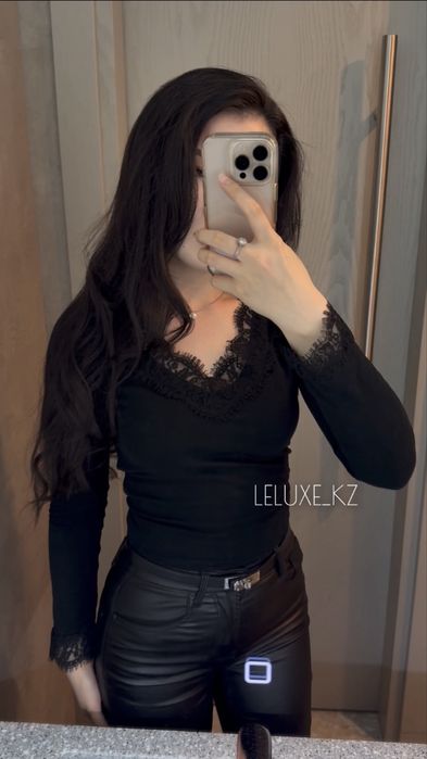 Лонгслив с кружевом