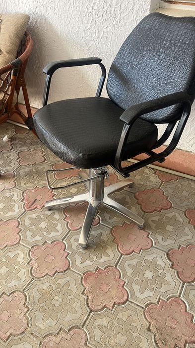 Вытяжка, кресло парикмахерское,, зеркало