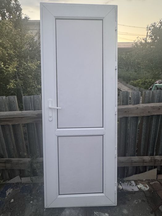 Продам стандарт пластиковую дверь