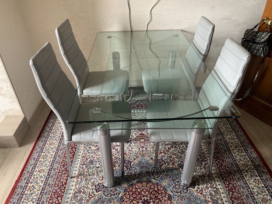 Стол стеклянный.