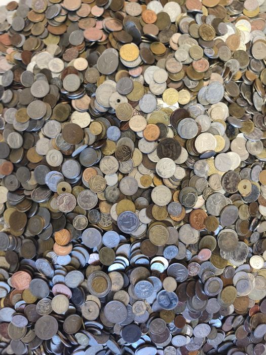 Vând 42 kg de monede din 50 tari. Preț 2050 lei
