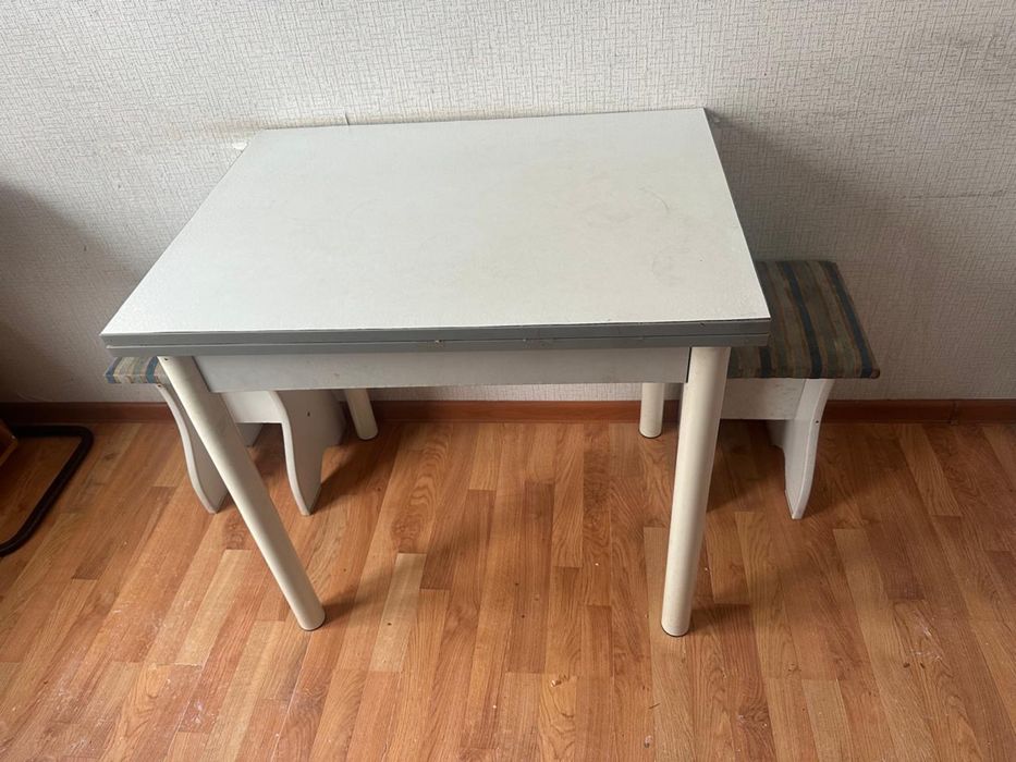 Кухонный стол белый с табуретами, полка подвесная, столик кухонный