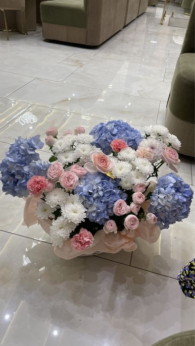 Свежие цветы корзина