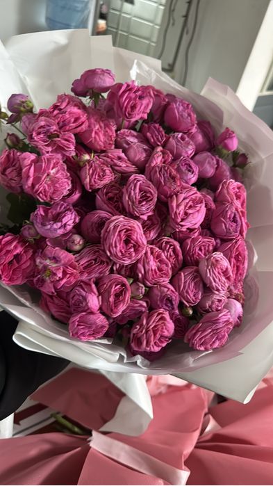 Букет розовых кустовых роз