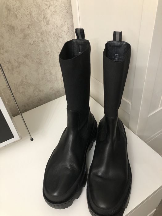 Продам MONCLER челси