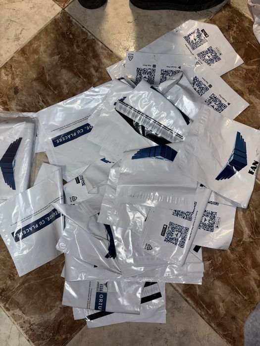 150 pungi plastic plicuri cu inchidere lipici pentru impachetare sau pentru curier noi