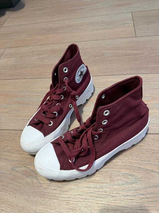 Обувки Converse .