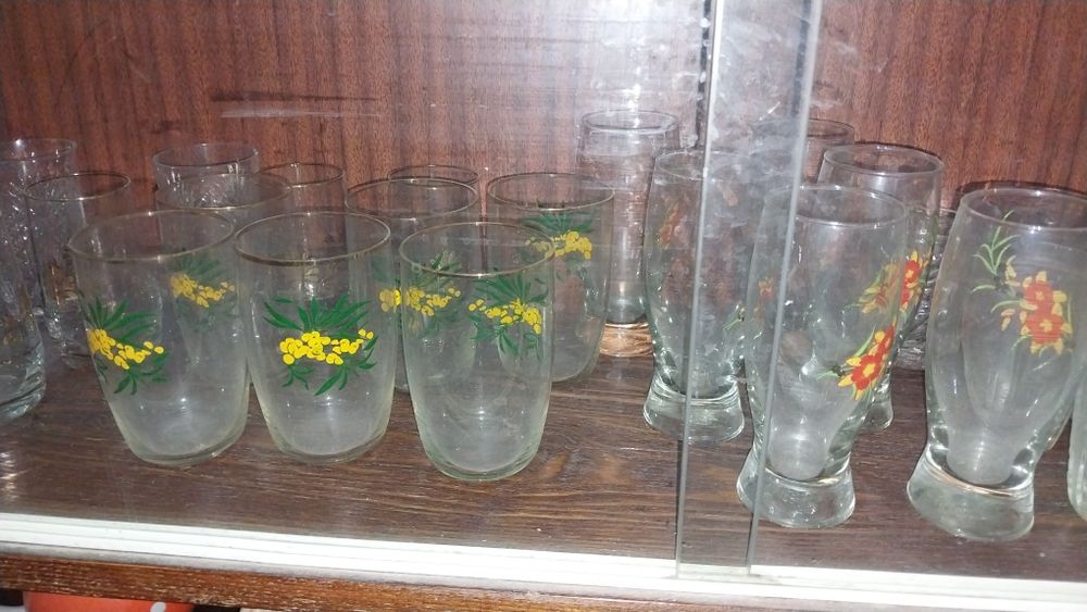 Посуда для дома стильная, оригинальная тортница и шесть тарелок с лопа