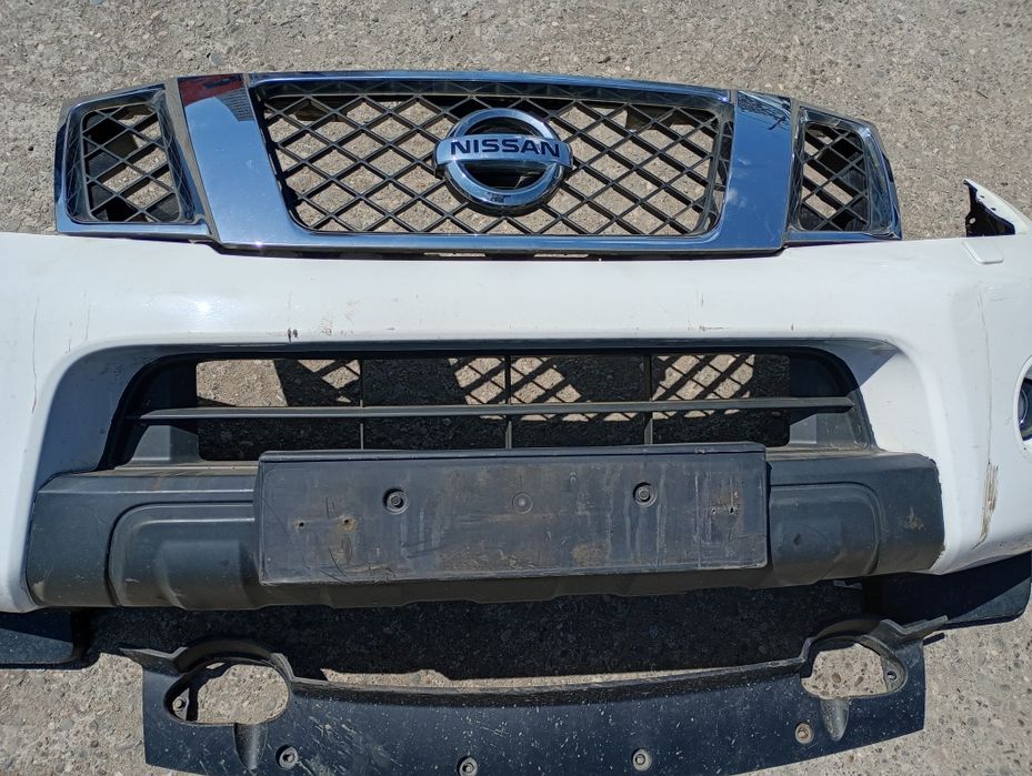 Bara fata completa cu proiectoare grile si spalator faruri Nissan Navara d40 facelift 2014 fara prinderi rupte sau alte probleme
