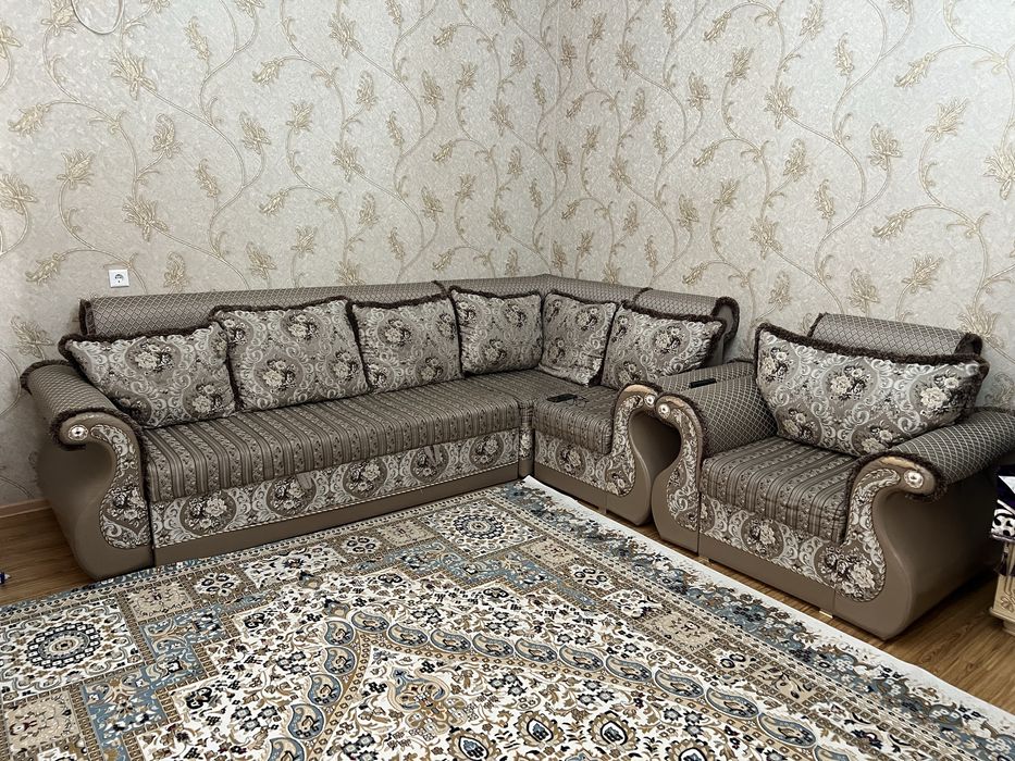 Диван расклданой в хорошем состоянии с отдельным креслом